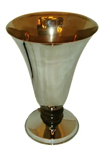 Luminária de mesa antiga brilhante com acabamento refletivo e base distinta.