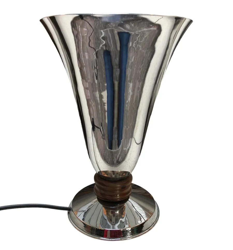 Antike Tischlampe mit gekrümmter Basis und glänzender Oberfläche