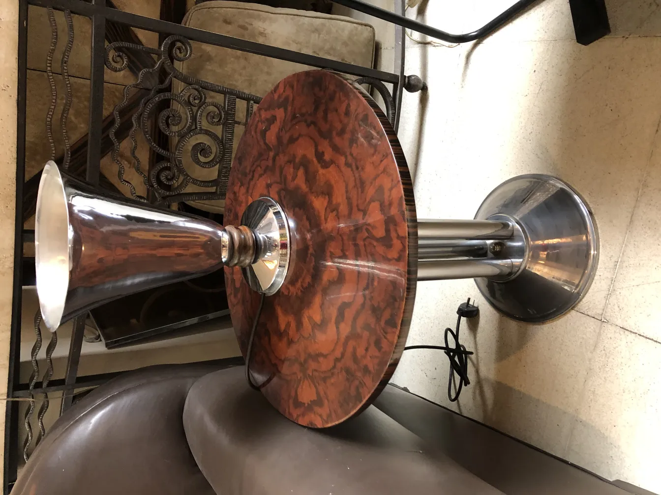 lampara de mesa antigua con base brillante en un ambiente acogedor