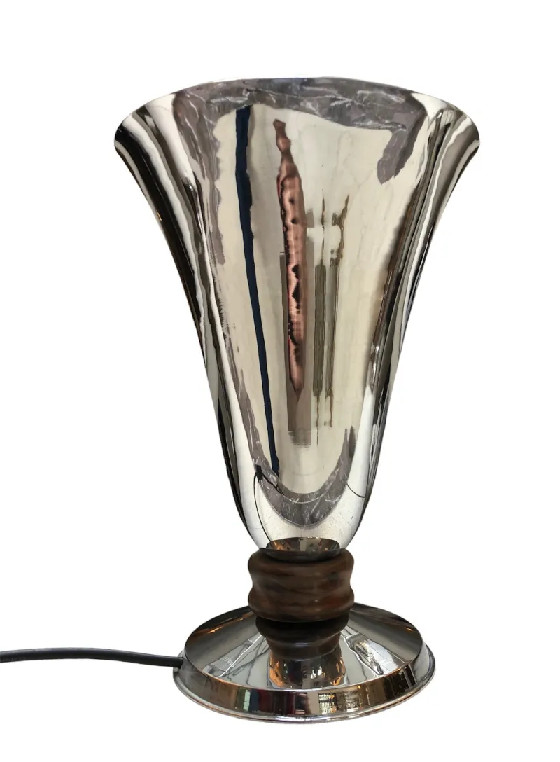 luminária de mesa antiga brilhante com base distinta em um ambiente acolhedor