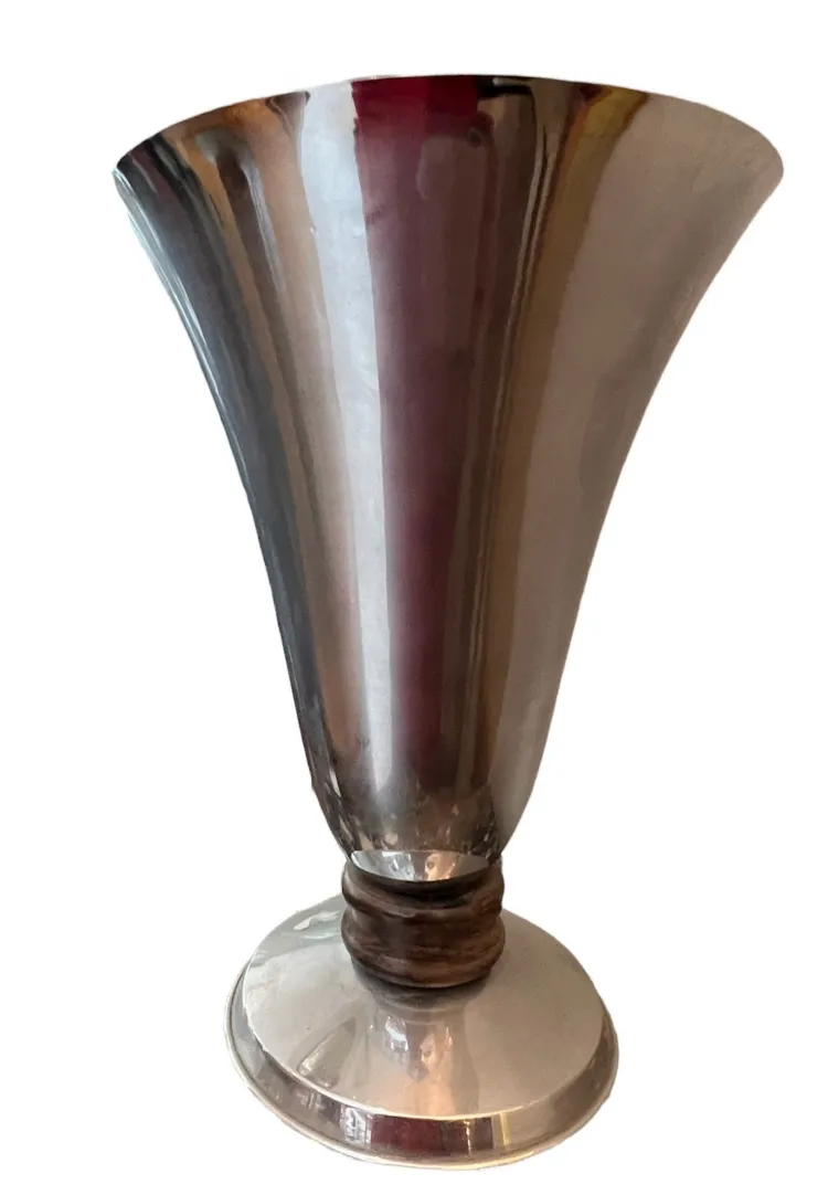 Lampe de bureau ancienne, brillante et sculptée, dans un cadre accueillant.