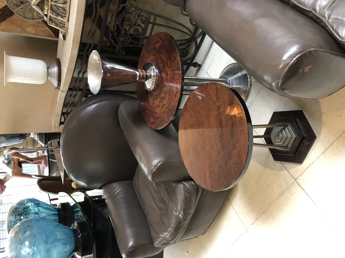 lampada da tavolo antica con base decorativa e paralume bianco