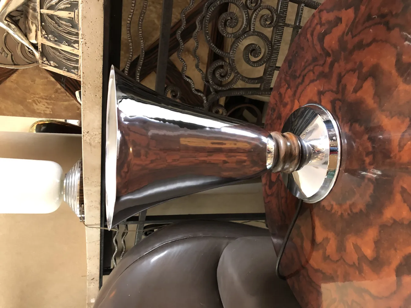 antike Tischlampe mit glanzvoller Basis in einer gemütlichen Umgebung