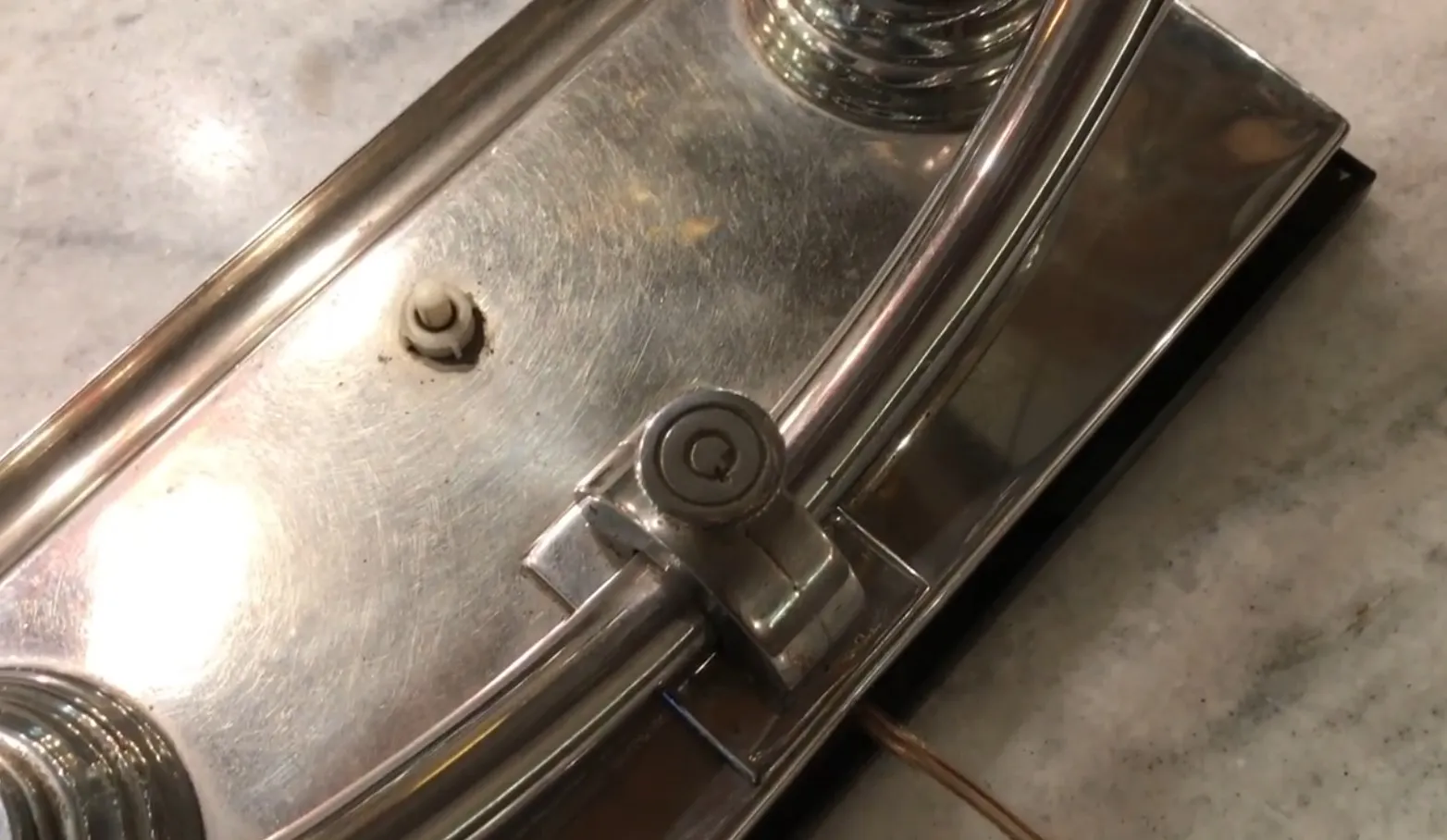 détail d'une lampe de bureau antique avec base brillante