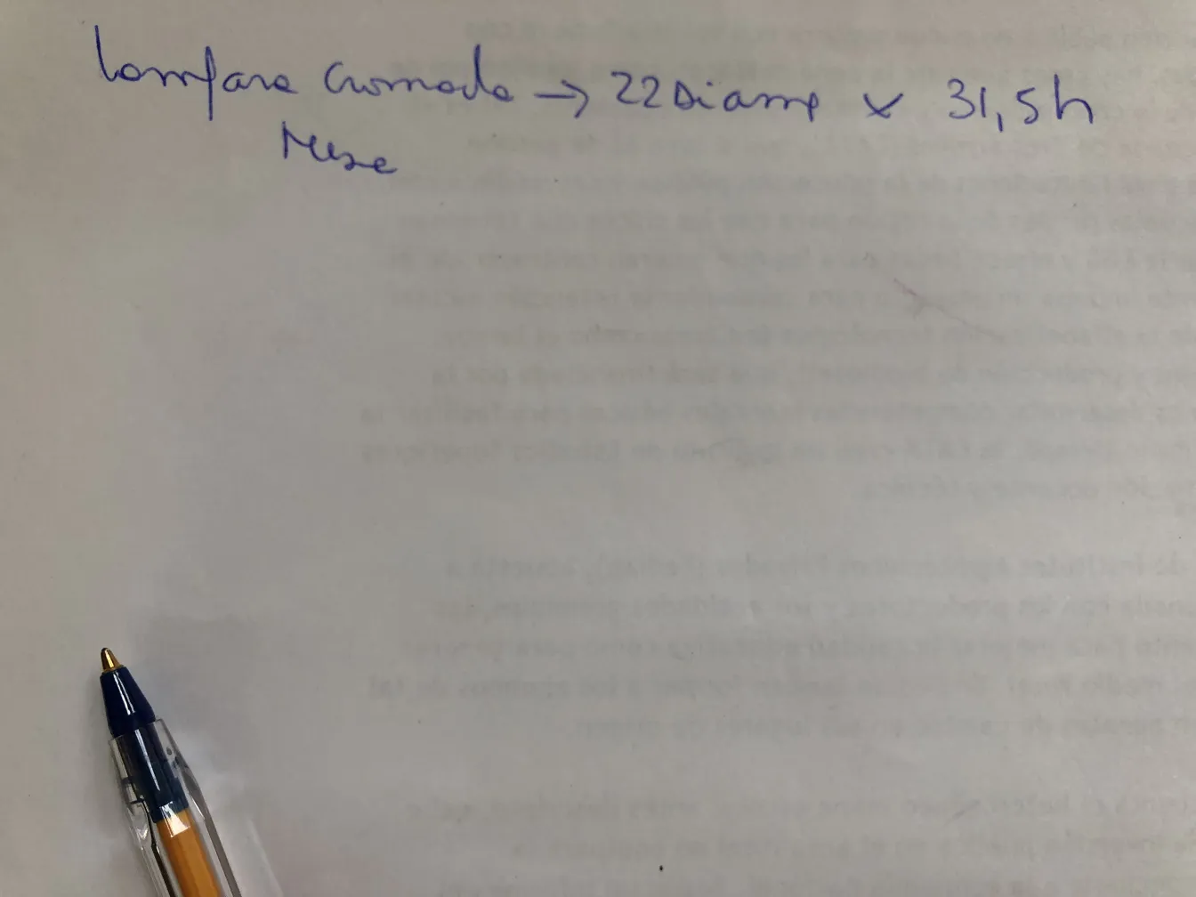 장식적인 고전 테이블 램프, 종이에 디자인