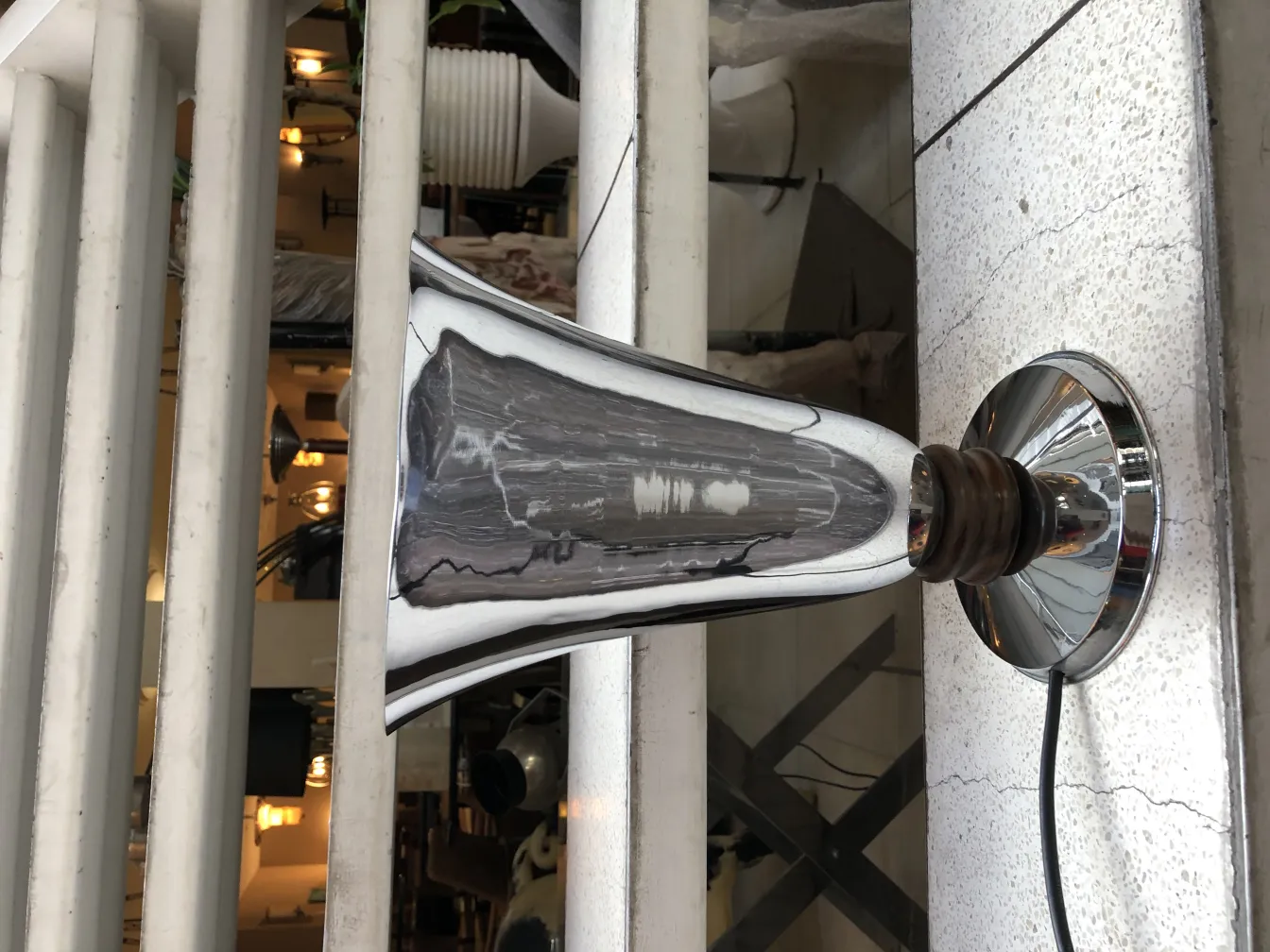 antike Tischlampe mit glänzender Oberfläche, die in einem eleganten Umfeld hervorsticht