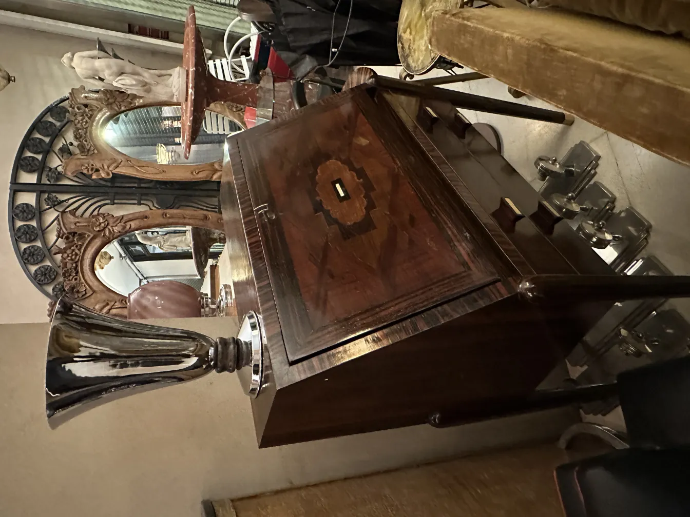 antigua lámpara de mesa con diseño clásico, detalles elegantes y un reflejo en un espejo