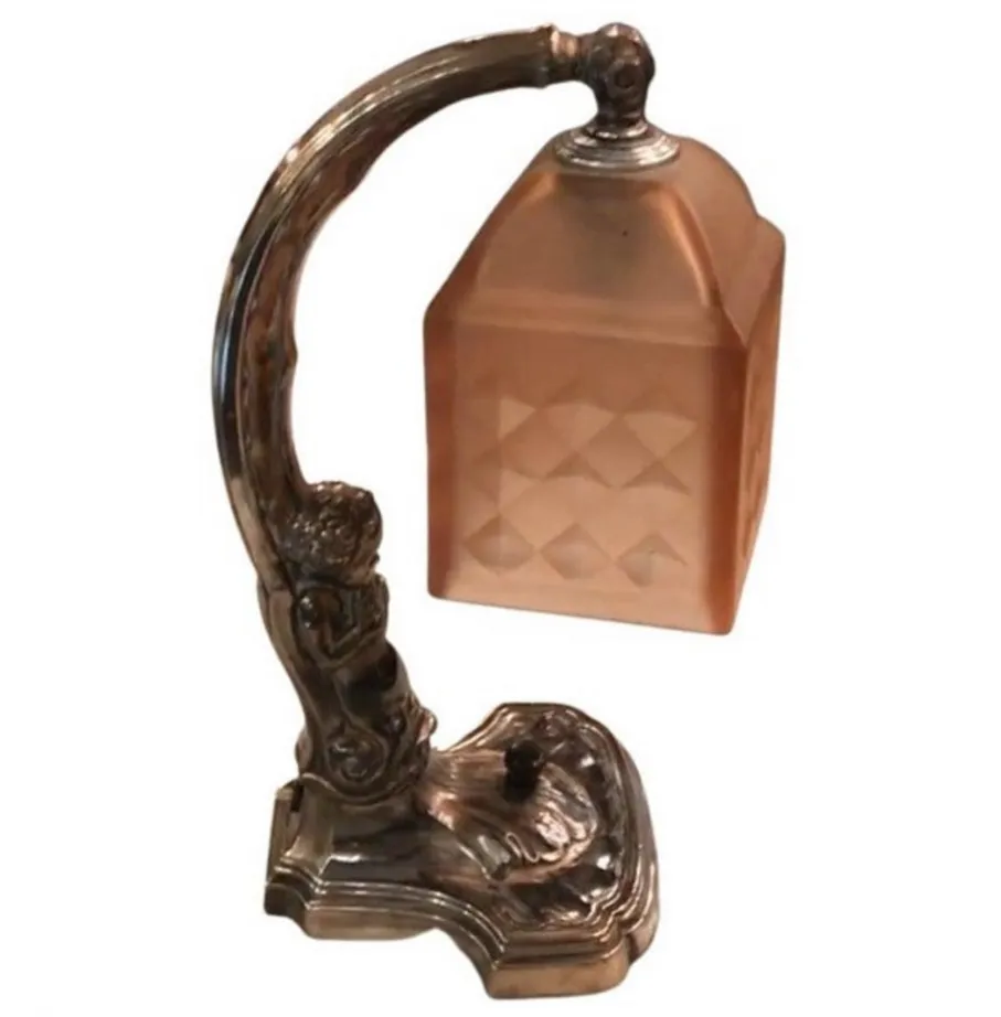 lampe de bureau ancienne avec base décorative et ton doux