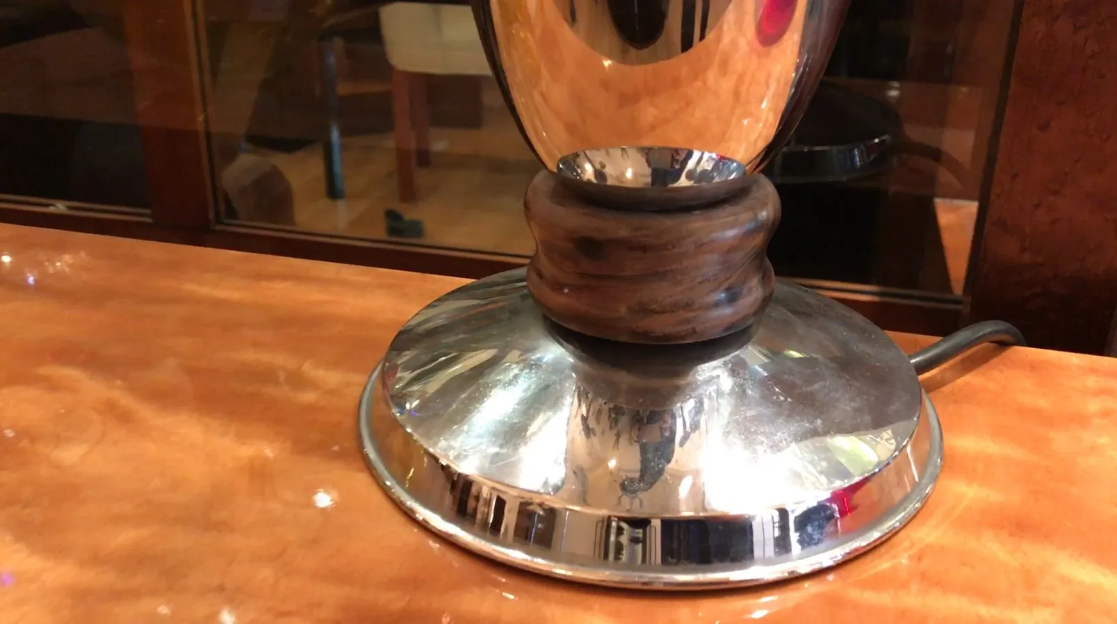 Lampada da tavolo antica con base lucida in un ambiente accogliente