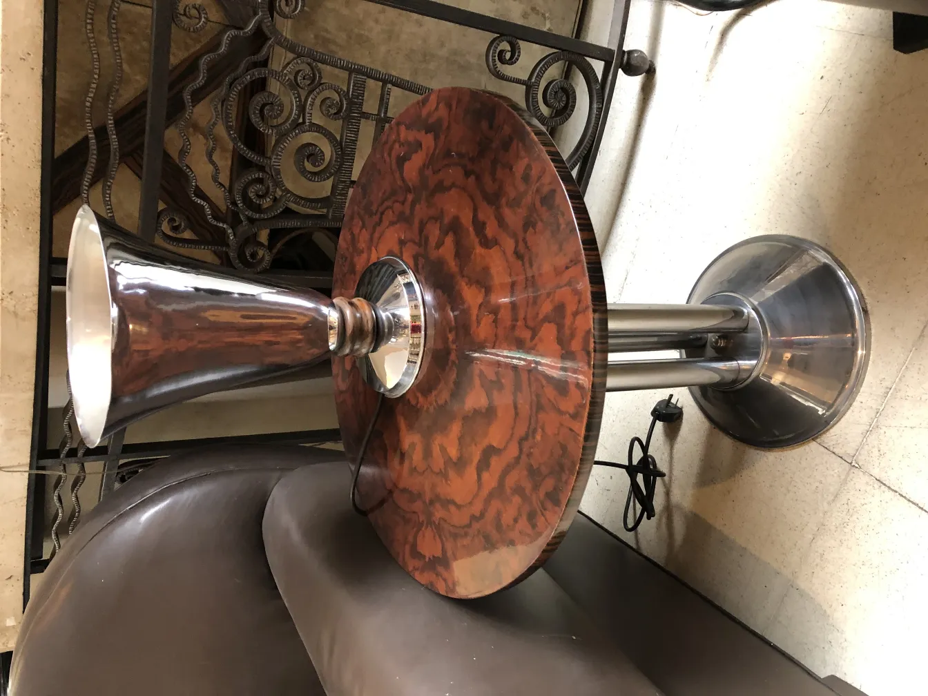 lampada da tavolo antica con design elegante, base lucida e forma distintiva, in un ambiente accogliente