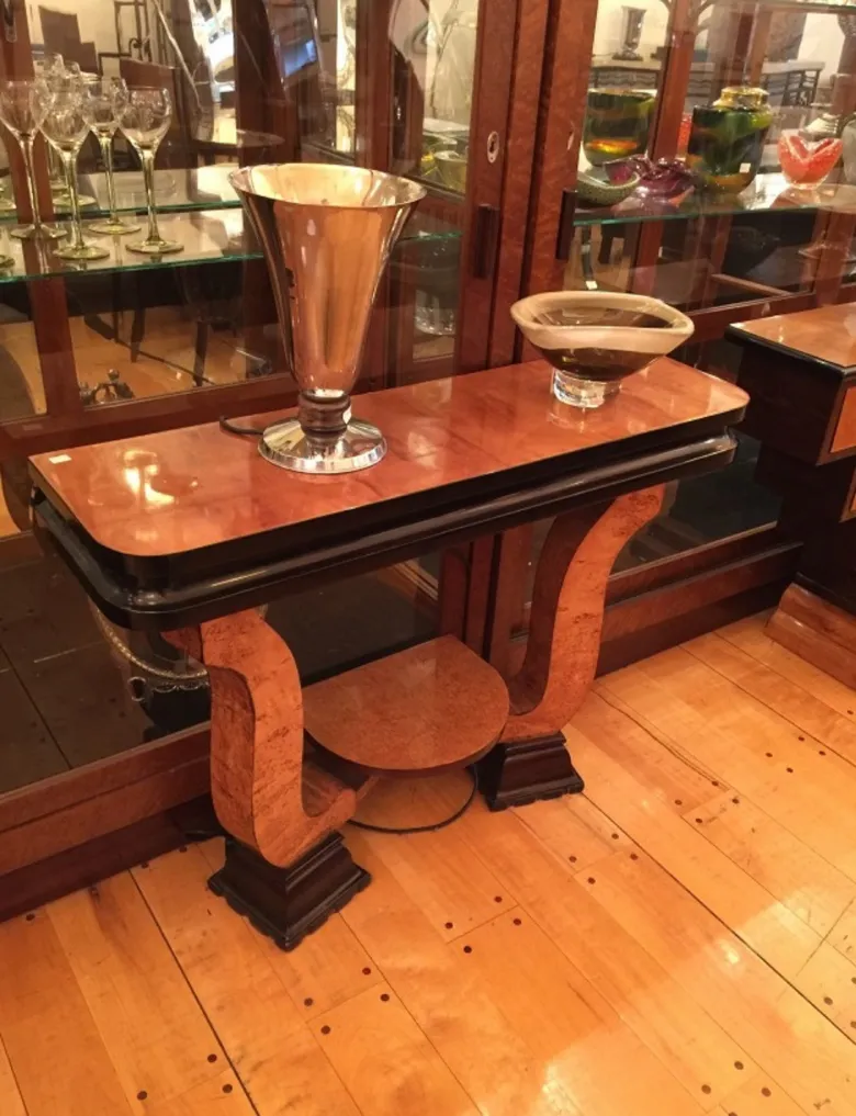 Lampe de bureau antique décorative sur une table en bois