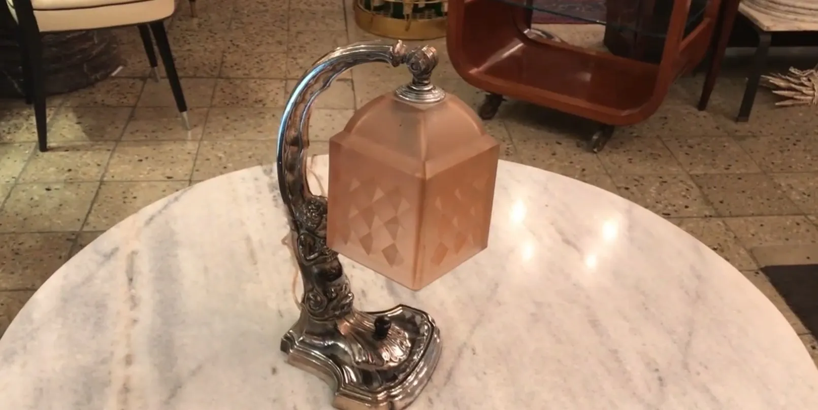 ancienne lampe de bureau avec base détaillée et abat-jour cubique