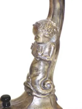 Lampe de bureau ancienne avec figure décorative à la base