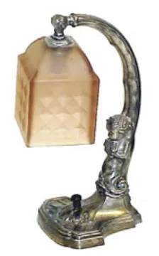 antike tischlampe mit skulptierter basis und schirm