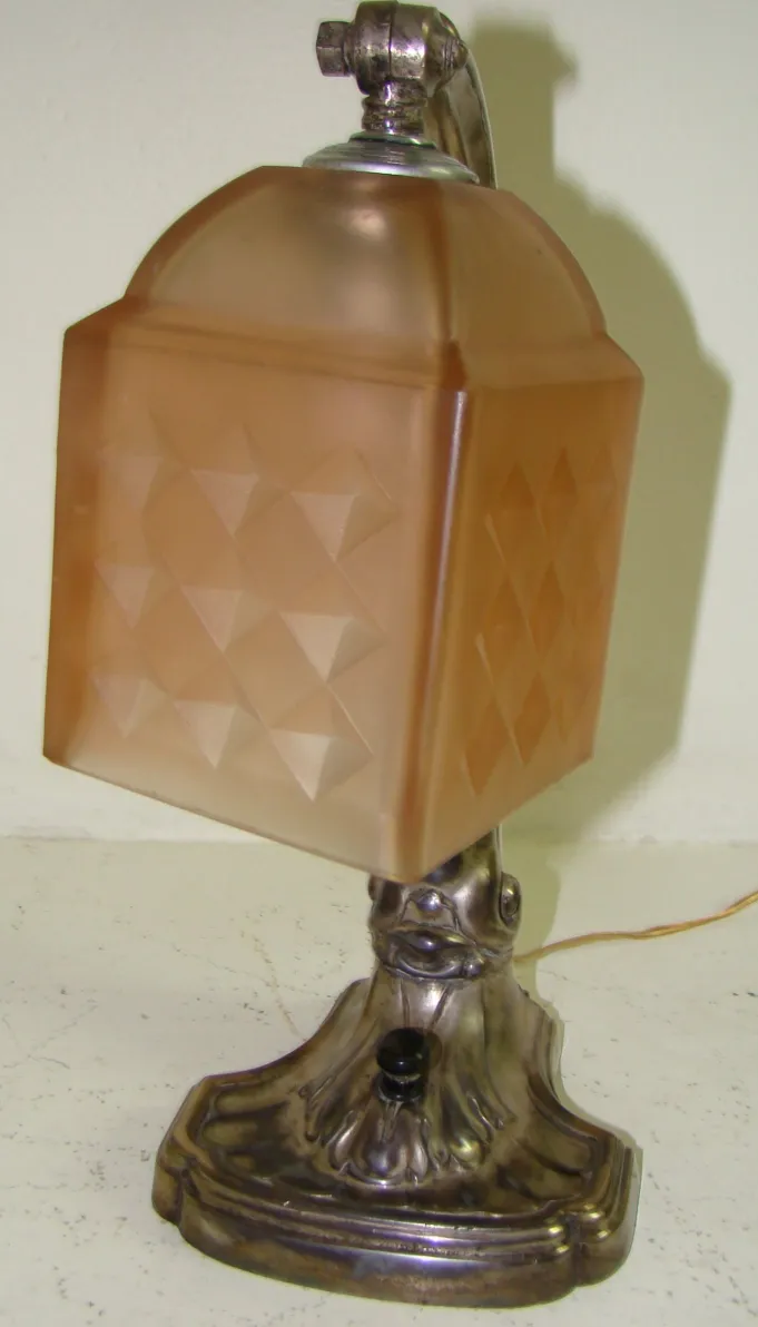 Antike Tischlampe mit dekorativem quadratischem Schirm, gemütliche Atmosphäre.