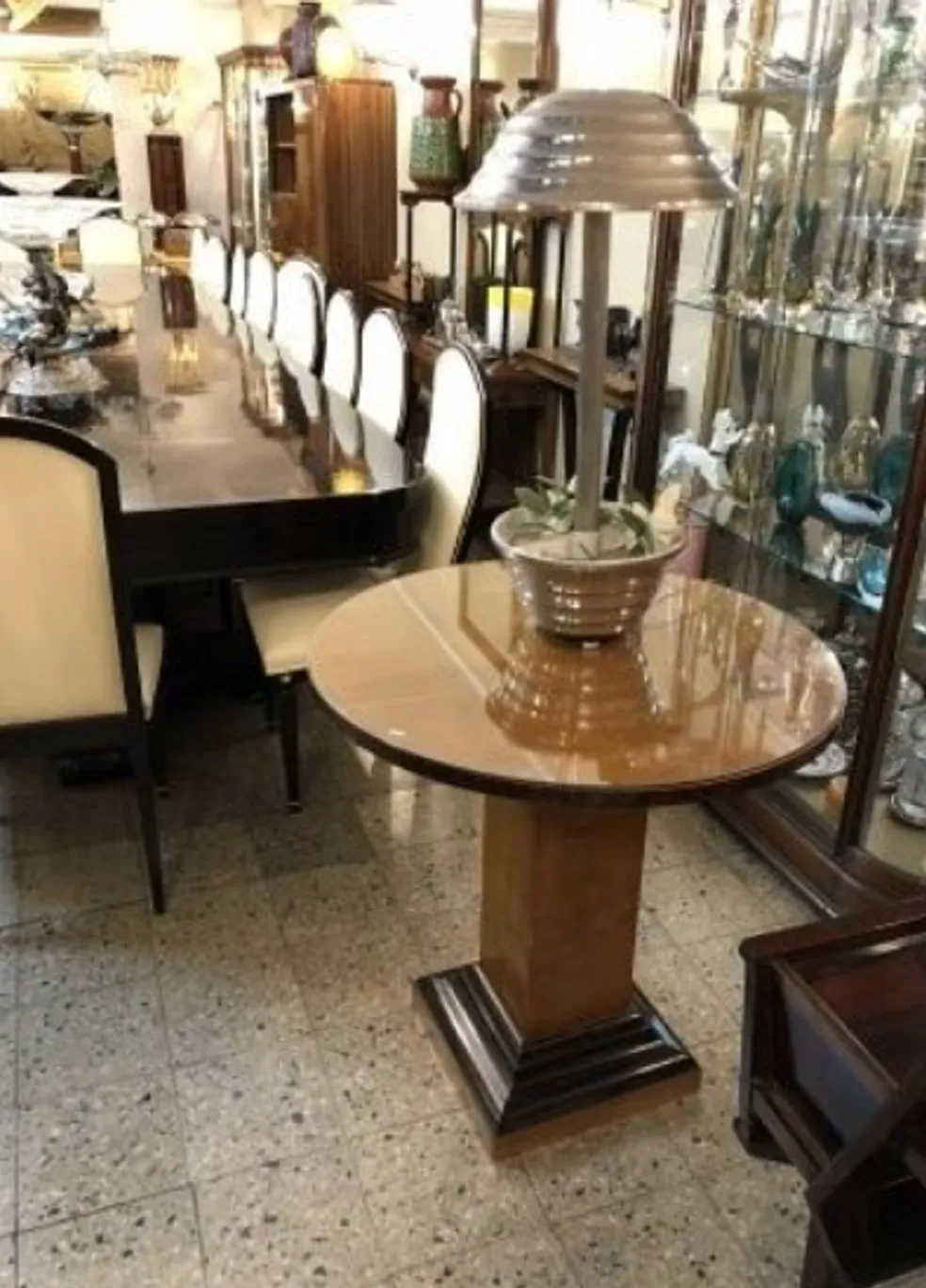 antike Tischlampe mit klassischem Design und quadratischem Sockel in eleganter Umgebung