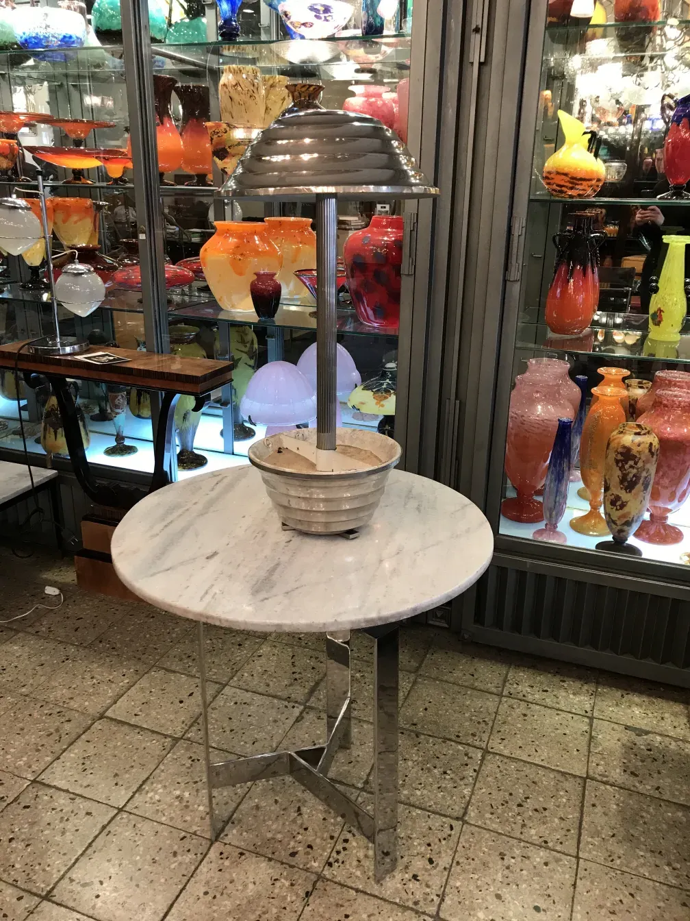 Lampe de bureau ancienne avec base décorative et lumière douce dans un cadre élégant.