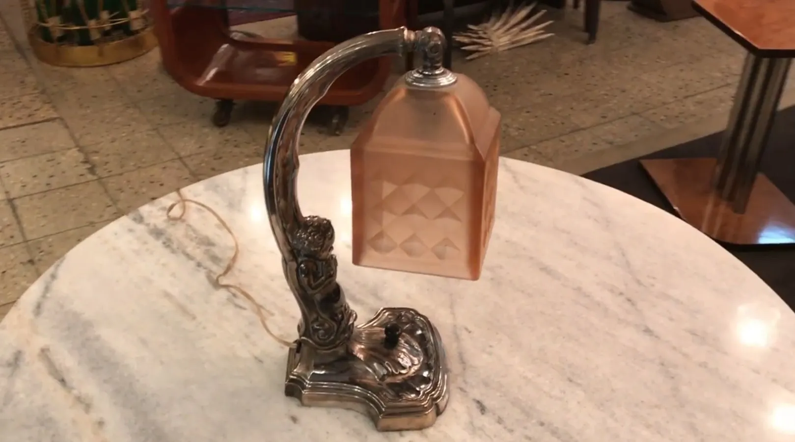 lámpara de mesa antigua con base decorativa elegante y luz suave