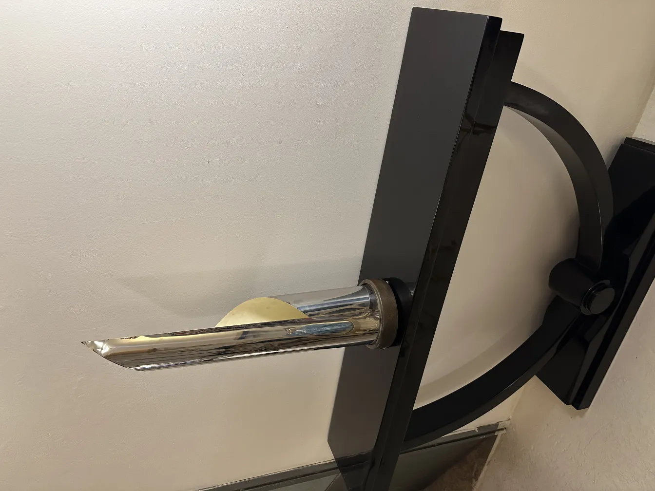 lampada da tavolo antica nera con dettagli contemporanei