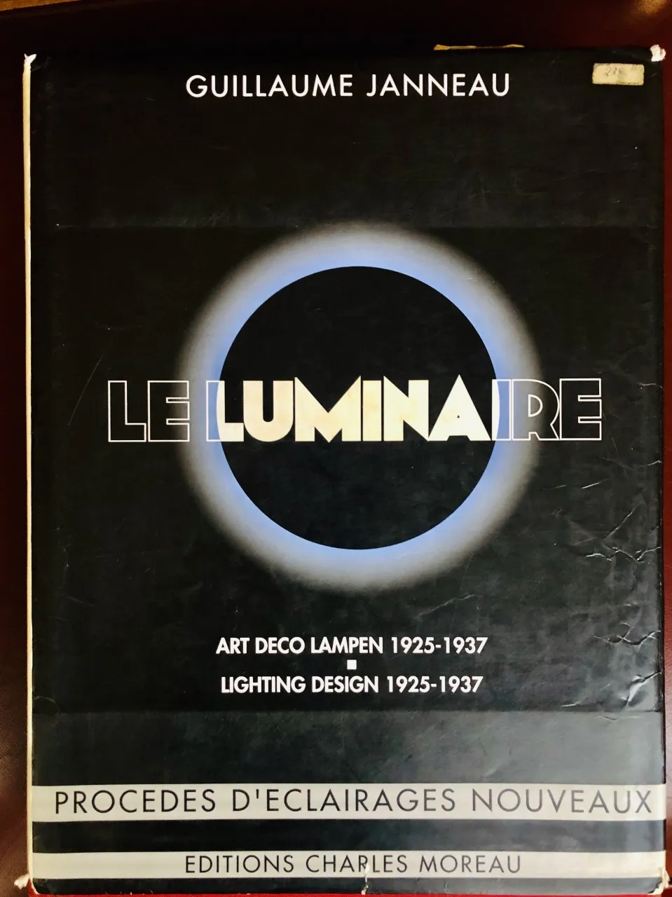 lampada da tavolo antica, luce soft in un ambiente accogliente