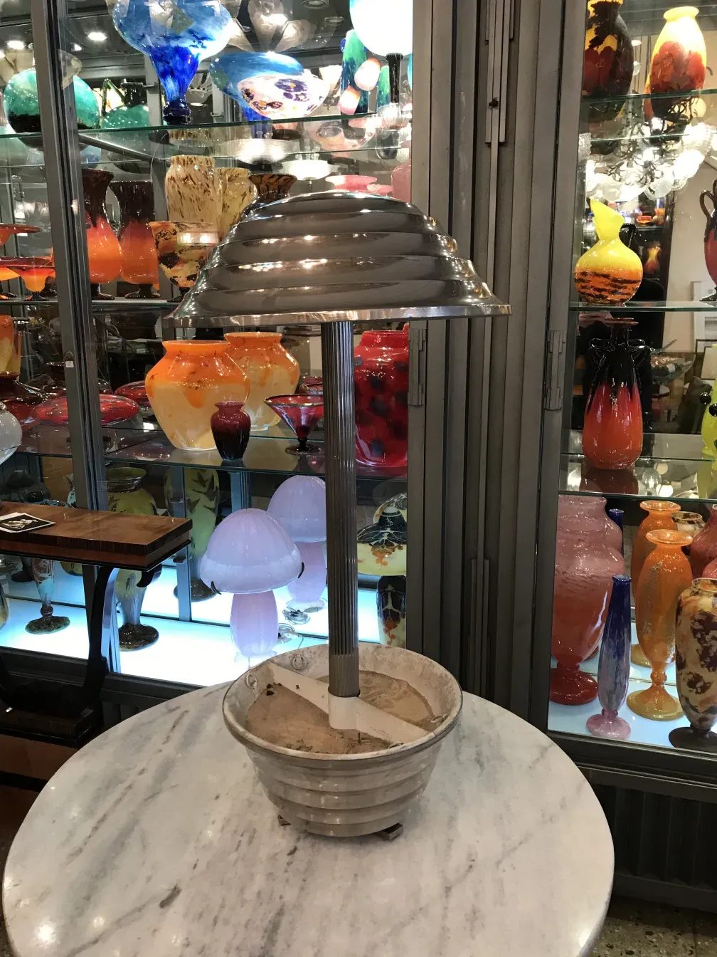 antike tischlampe mit klassischem design und buntem hintergrund