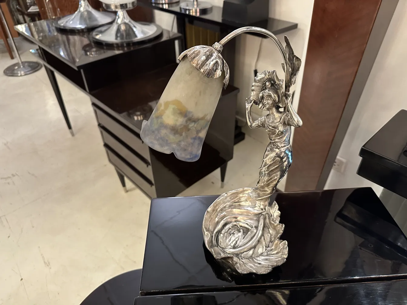 lampada da tavolo antica con figura femminile elegante