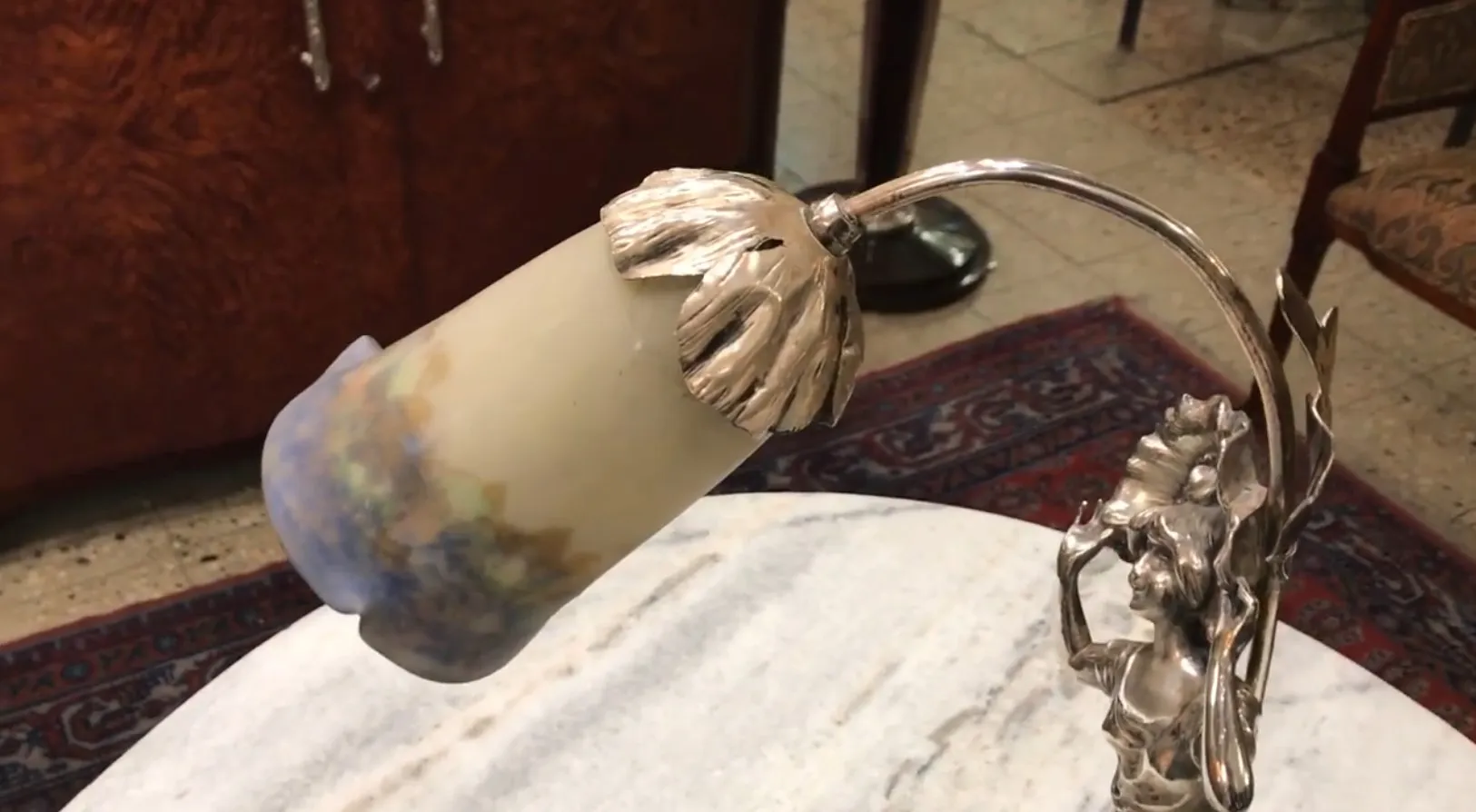 古董檯燈有裝飾細節和葉子