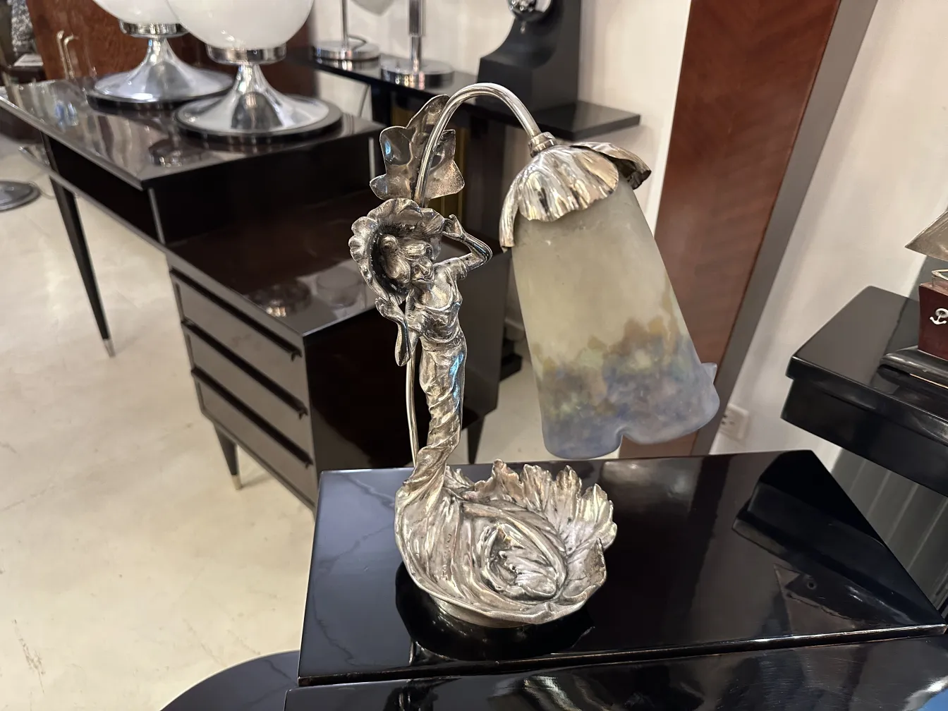 luminária de mesa antiga com forma elegante de flor