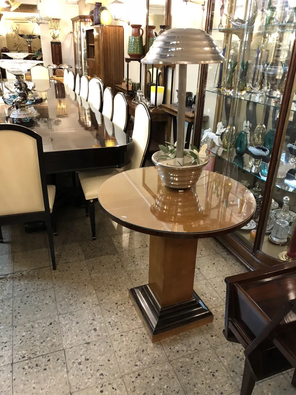 luminária de mesa antiga em ambiente sofisticado