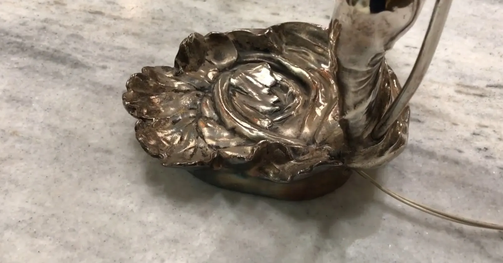 античная настольная лампа с декоративной основой и элегантным дизайном