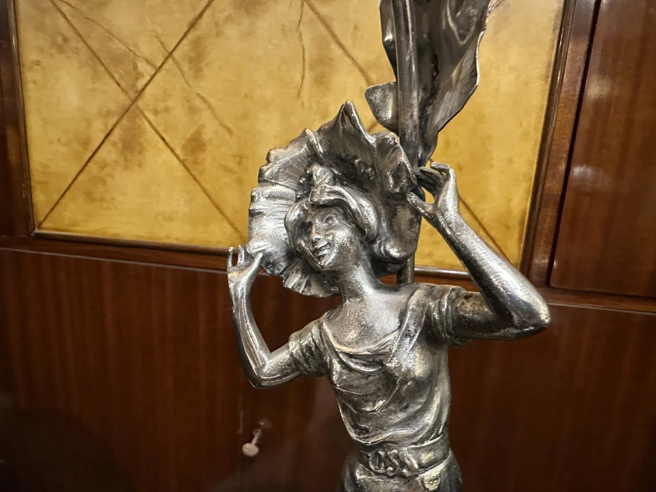 antike Tischlampe mit stilisierter Figur und dekorativen Details