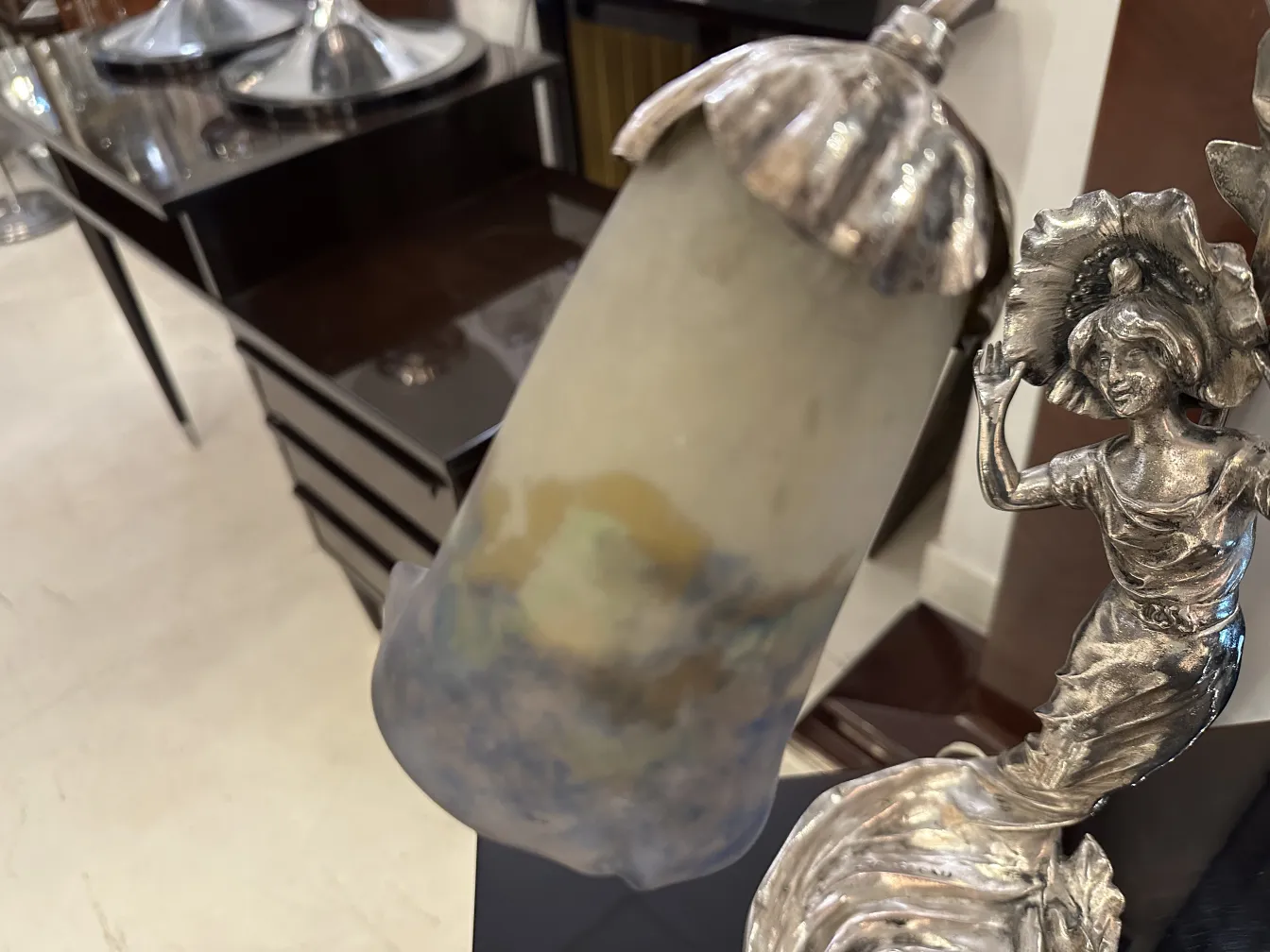 Античная настольная лампа от Muller Fres с деликатными цветами.