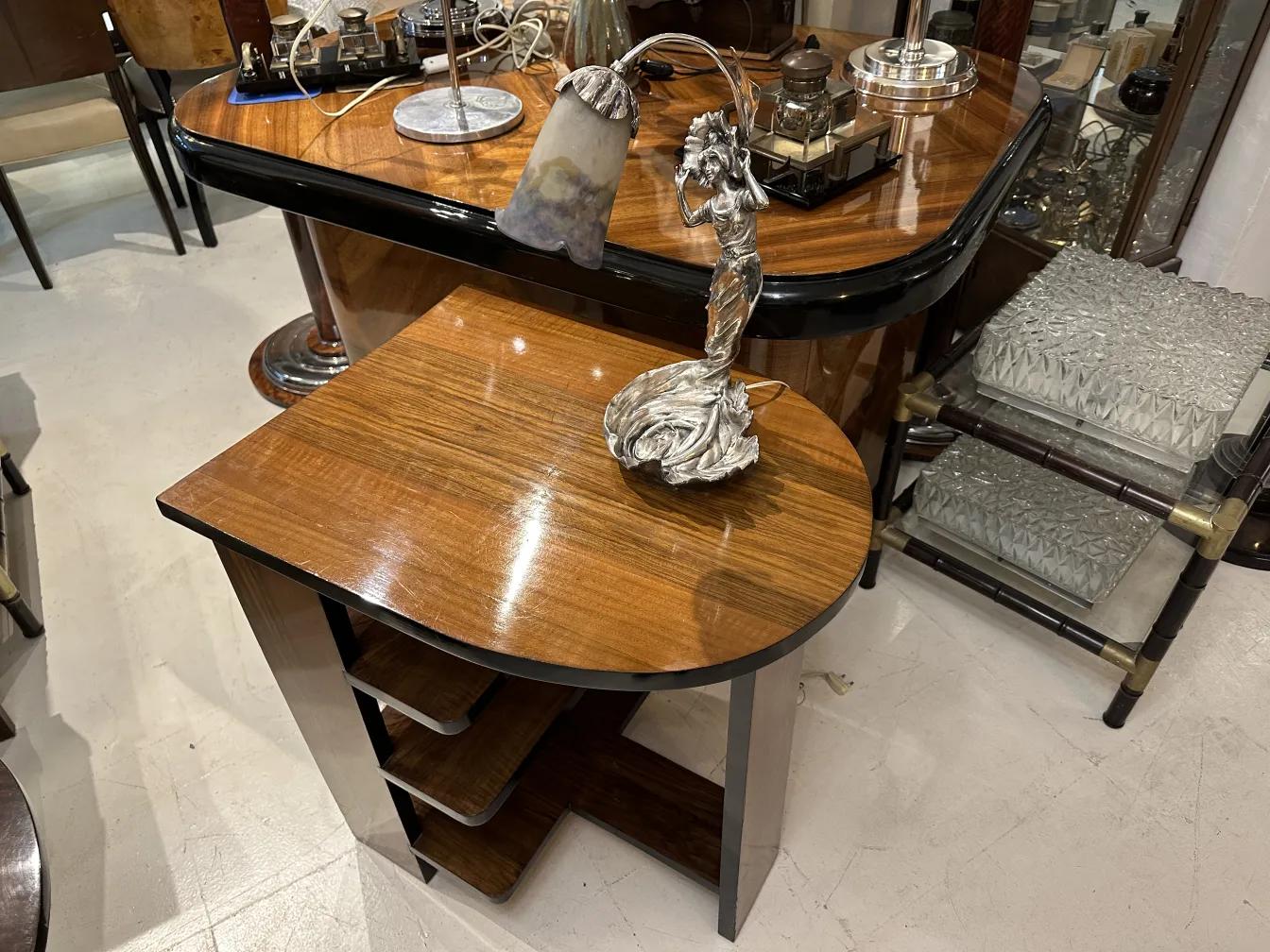 Lampe de bureau ancienne avec un design raffiné et des détails uniques, fait partie d'un décor ancien, parfait pour la décoration.