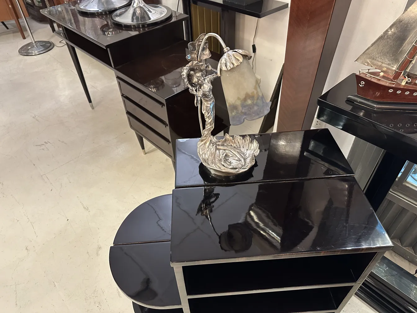 Lampada da tavolo antica con design elegante di Muller Fres, atmosfera accogliente.