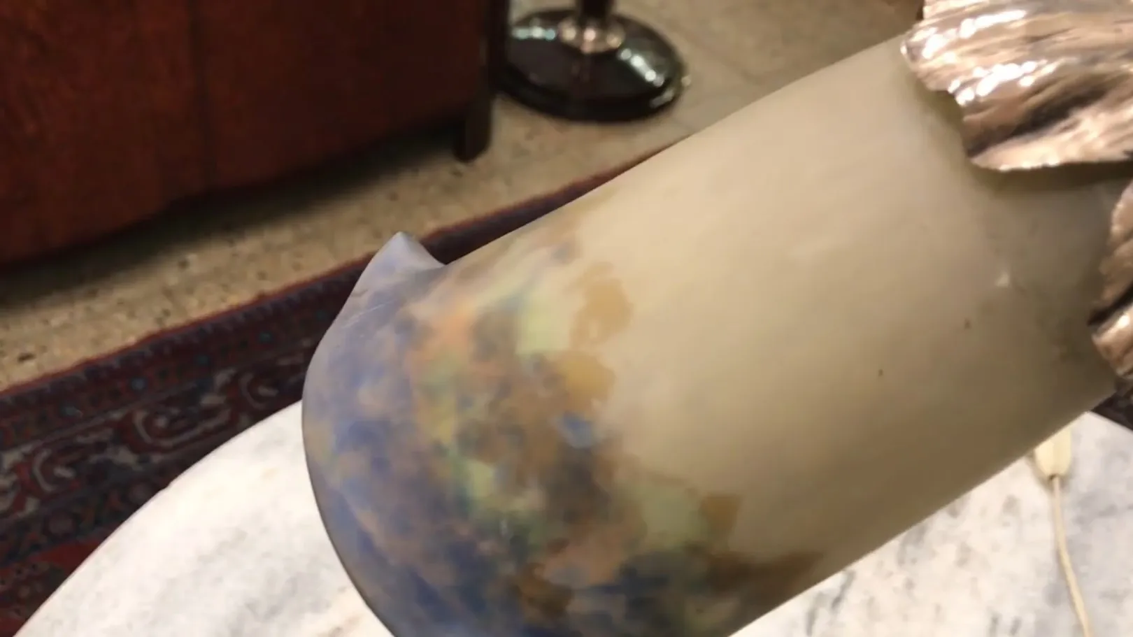 古いテーブルランプ、カラフルなデザイン、クラシックな雰囲気。