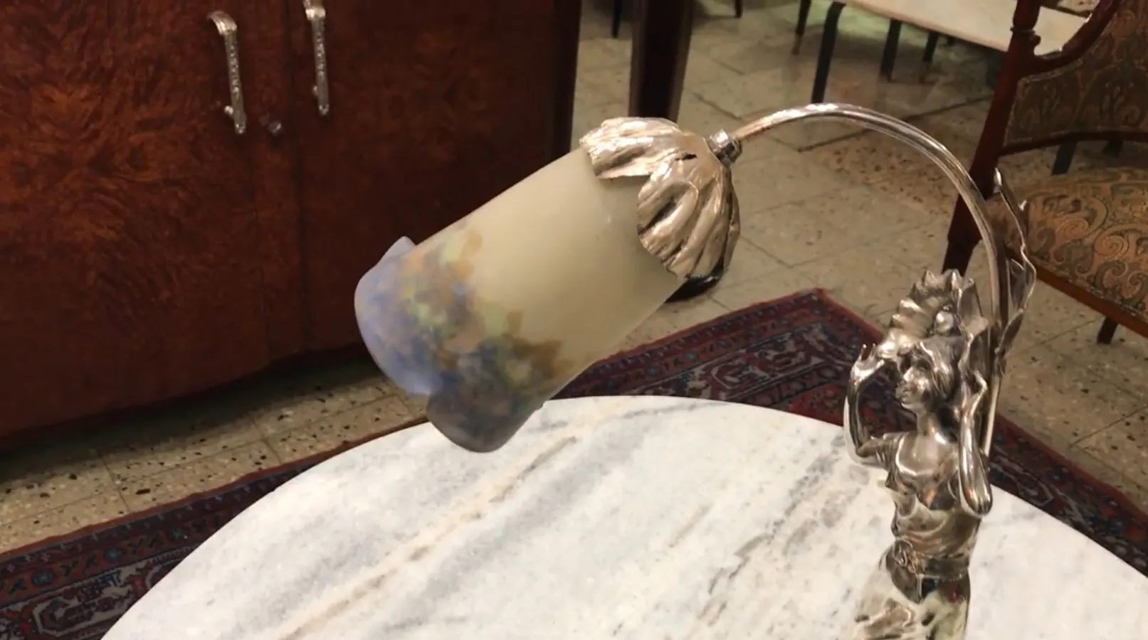 hermosa lámpara de mesa antigua con detalles elegantes y coloridos, sobre mesa de mármol