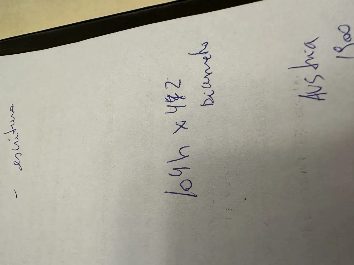 Lampada da tavolo antica con scrittura visibile su carta