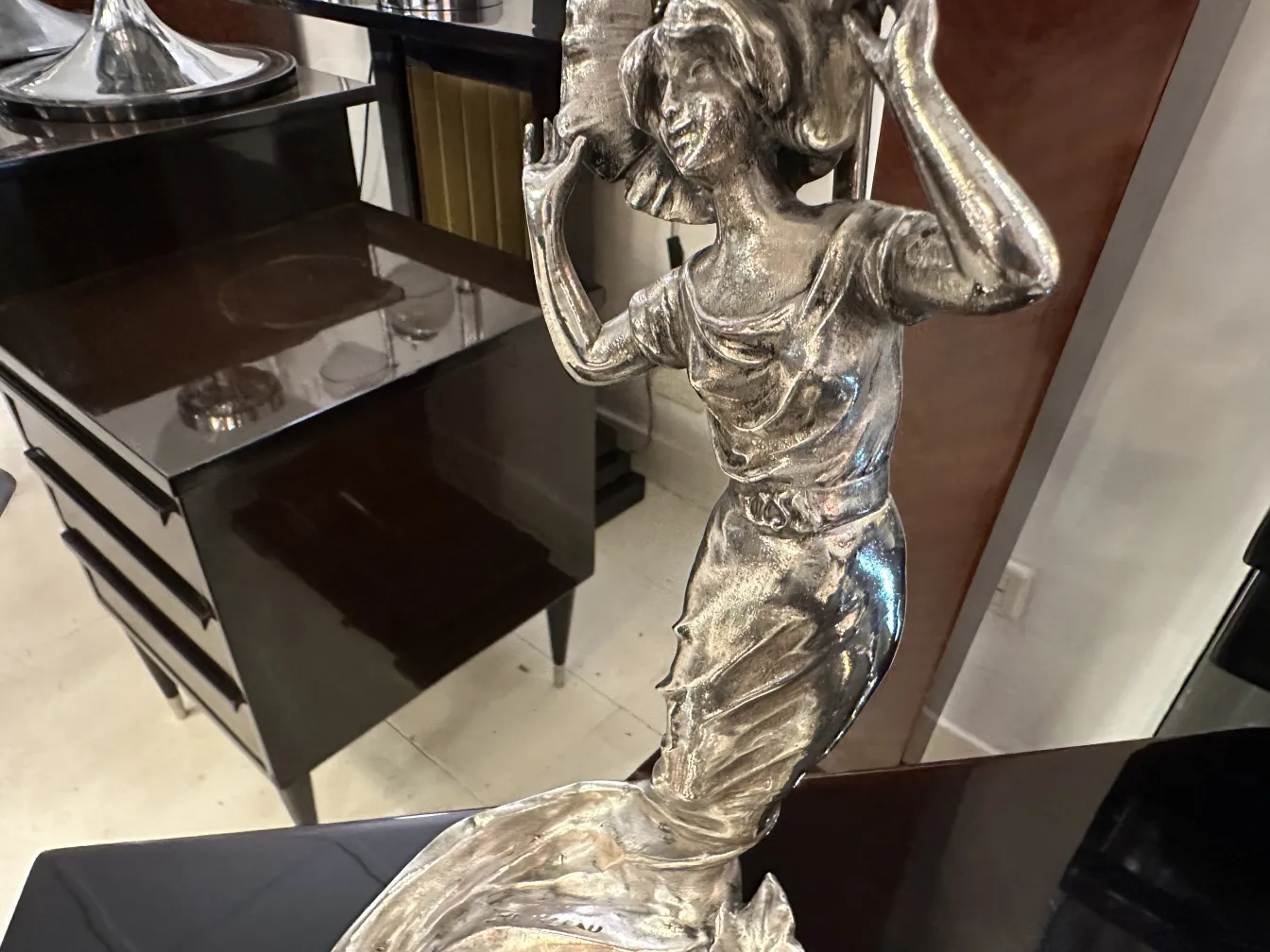 antike tischlampe mit dekorativer figur muller fres