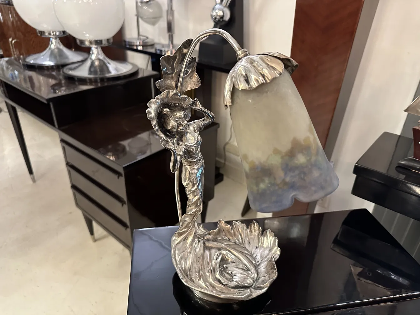 Luminária de mesa antiga com design floral e cúpula de vidro difuso.