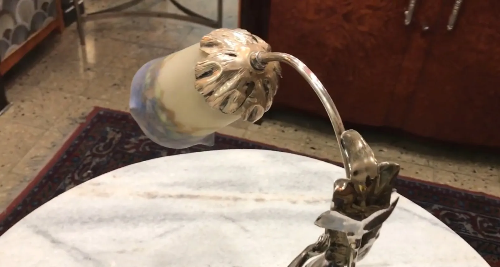 antike tischlampe mit elegantem design, hintergrund von teppich