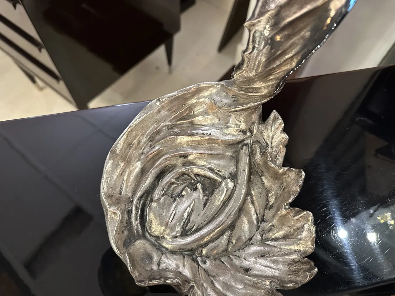 luminária de mesa antiga com design floral muller fres