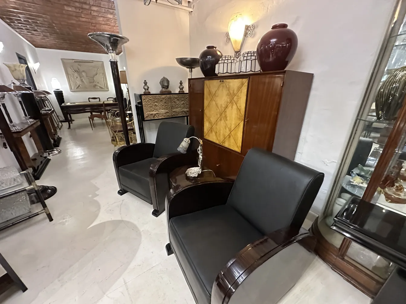 lámpara de mesa antigua con detalles elegantes y un ambiente acogedor