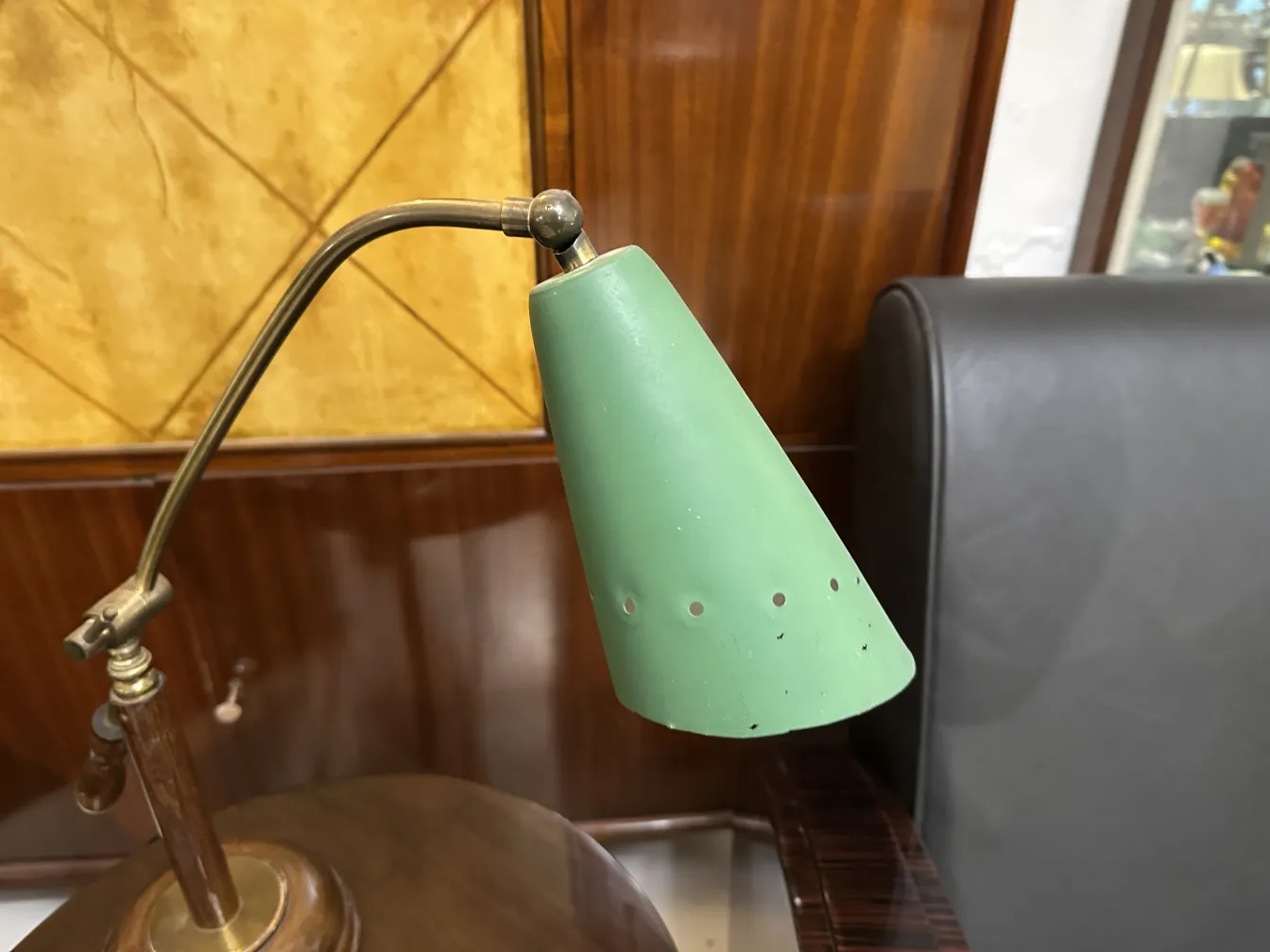 antike Tischlampe mit grünem Schirm in klassischem Ambiente