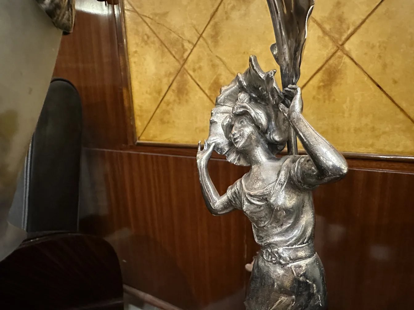 lampara de mesa antigua con figura femenina sostenida
