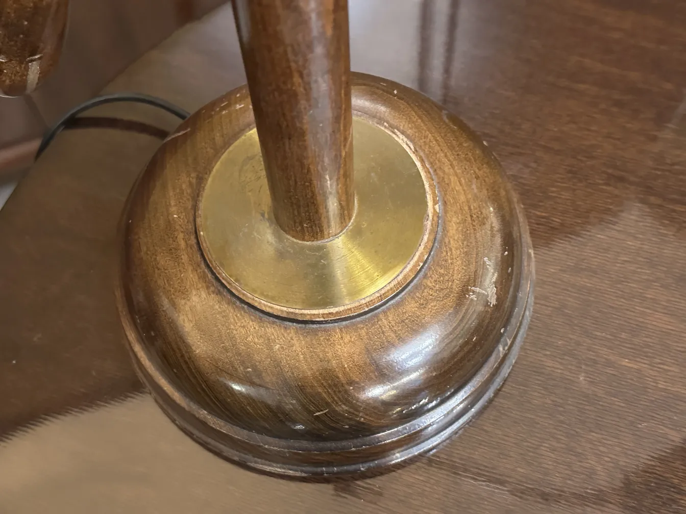 antike tischlampe mit runder basis und details