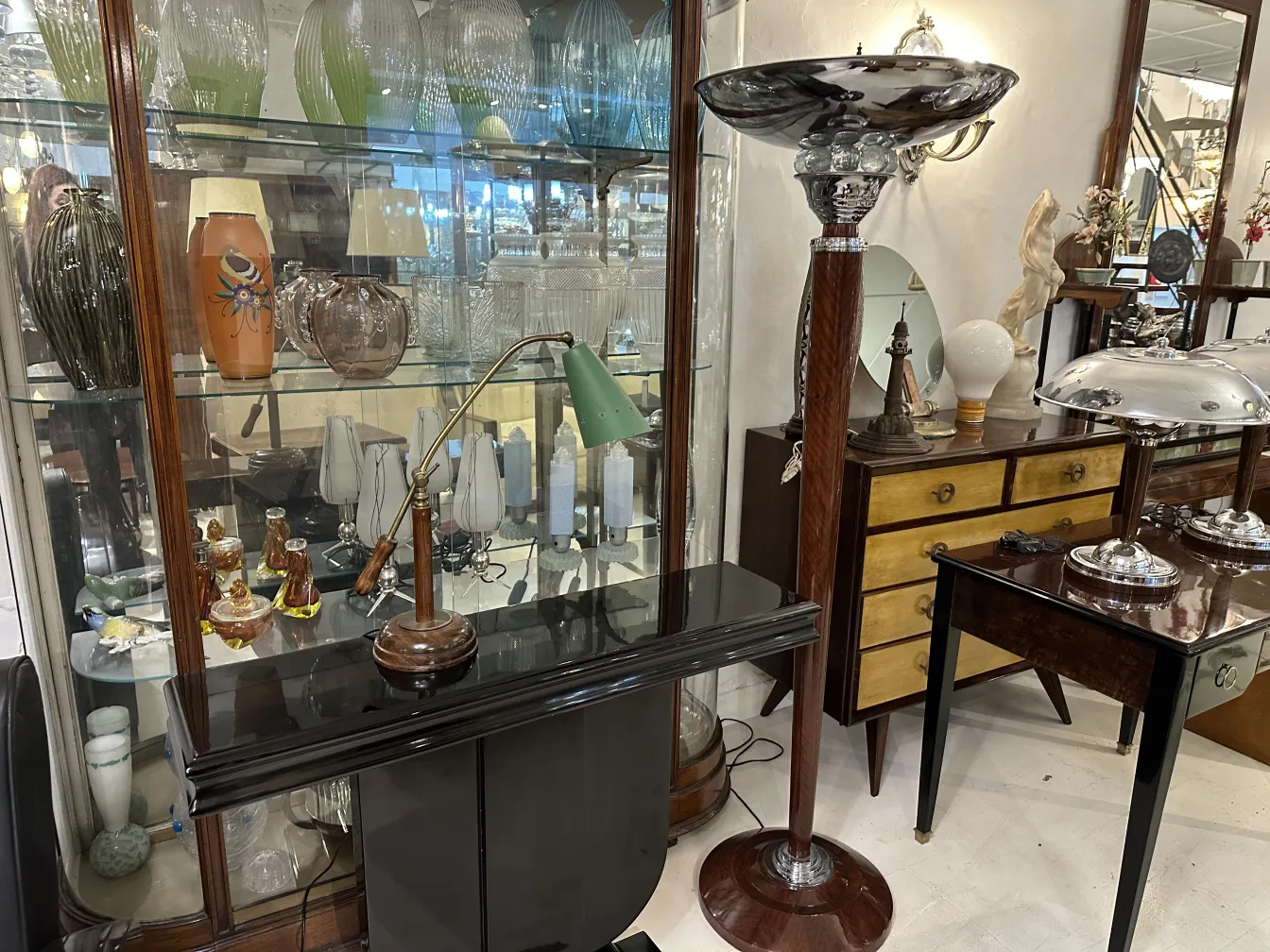 antike Tischlampe in einer antiken Umgebung mit klassischen Farbtönen