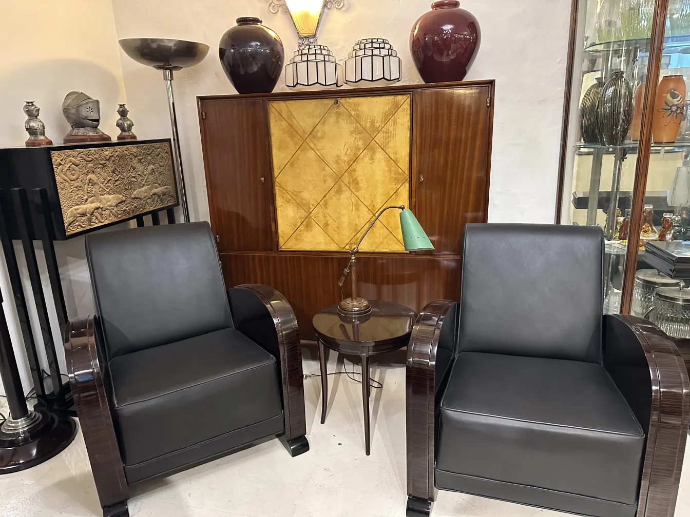 पुरानी टेबल लैंप जिसमें बारीक डिजाइन और नरम रोशनी है