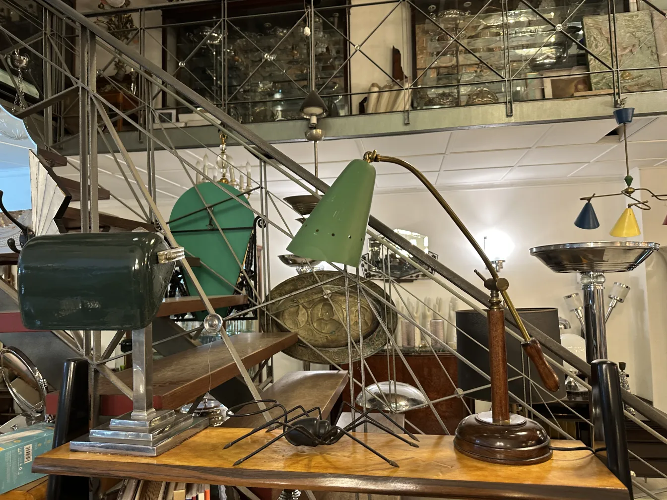 Antica lampada da tavolo verde con design classico in un ambiente di antiquariato.