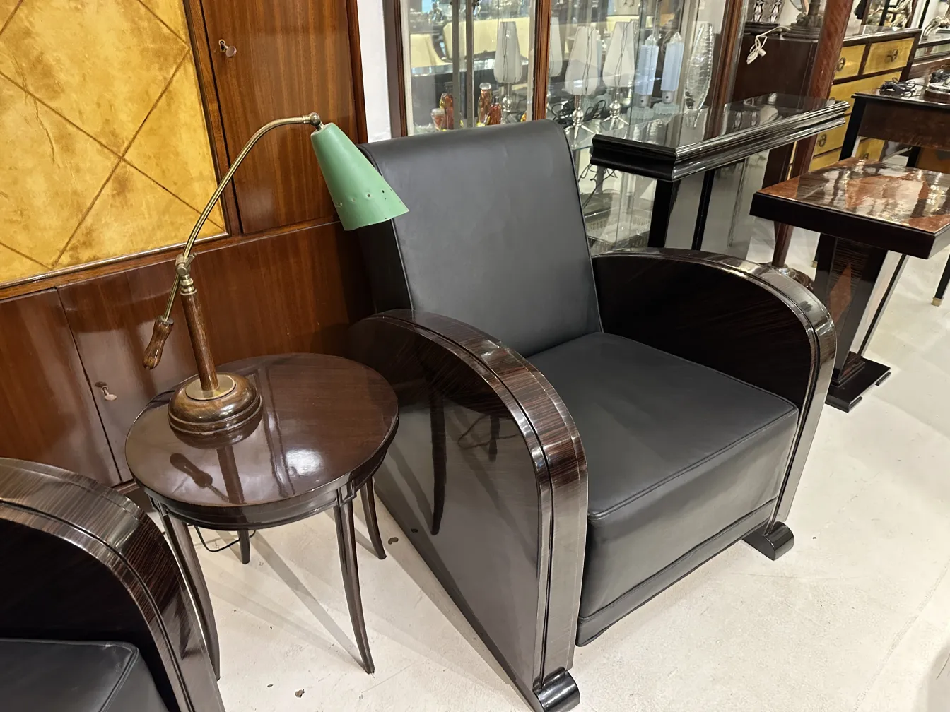 古い緑のテーブルランプ、丸いベースと調整可能なシェード付き。