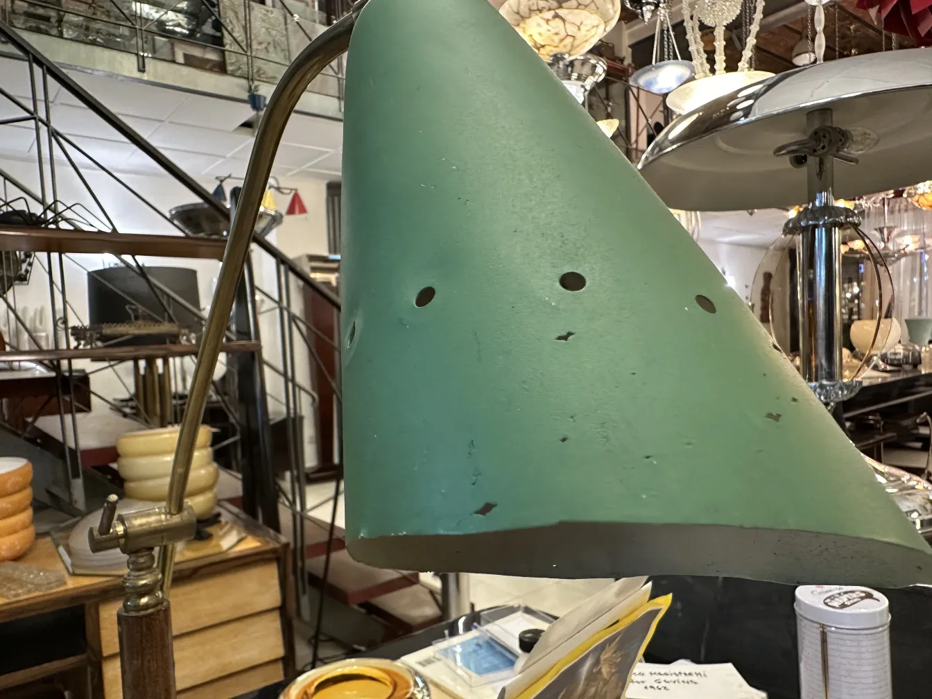 lampe de bureau ancienne avec abat-jour vert dans un cadre vintage